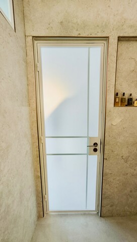 Porte en verrière blanche pour la salle de bain