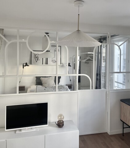 Verrière blanche avec une porte coulissante