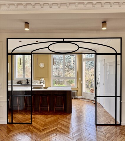 Verrière noire avec une ellipse