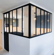 Verrière noire de l'angle