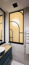 Verrière noire en Art déco avec un double miroir pour la salle de bain