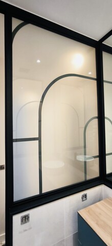 Verrière noire en Art déco avec un double miroir pour la salle de bain