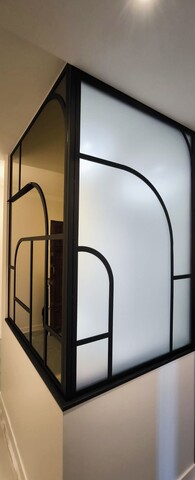 Verrière noire en Art déco avec un double miroir pour la salle de bain